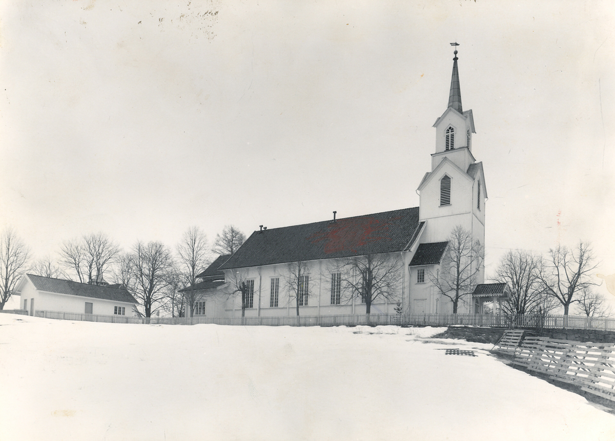 Bø kyrkje sett frå Kyrkjevegen