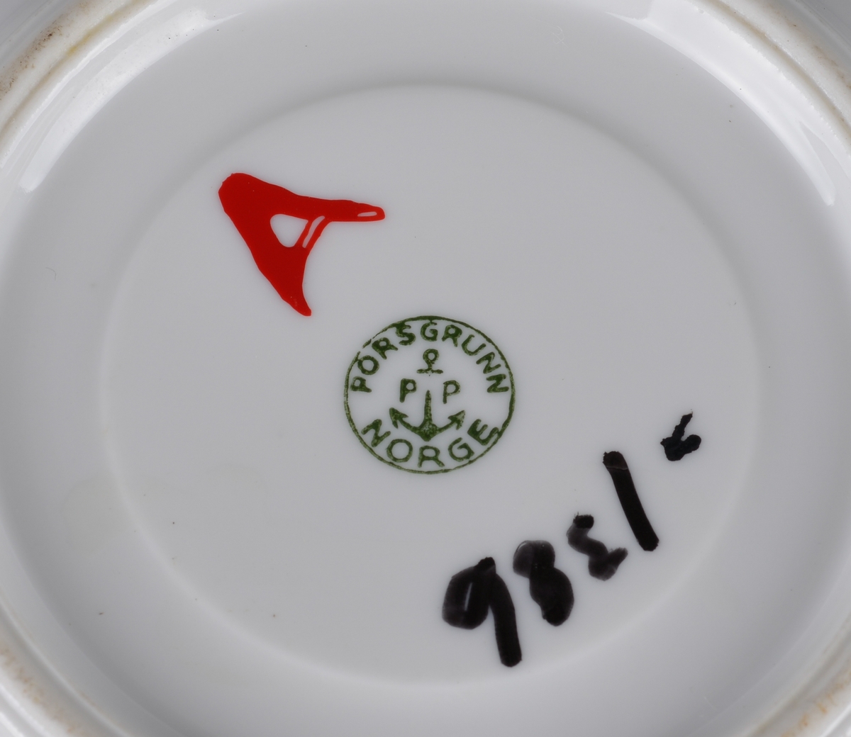 Tefat, hvit krustøy.

Dekor: trekløver (logo) for NKS Norske Kvinners Sanitetsforening.