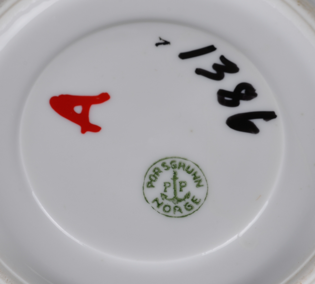 Tefat, hvit krustøy.

Dekor: trekløver (logo) for NKS Norske Kvinners Sanitetsforening.