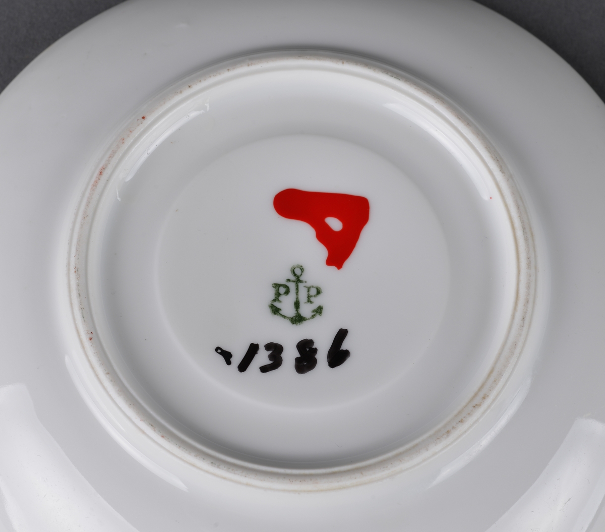 Tefat, hvit krustøy.

Dekor: trekløver (logo) for NKS Norske Kvinners Sanitetsforening.