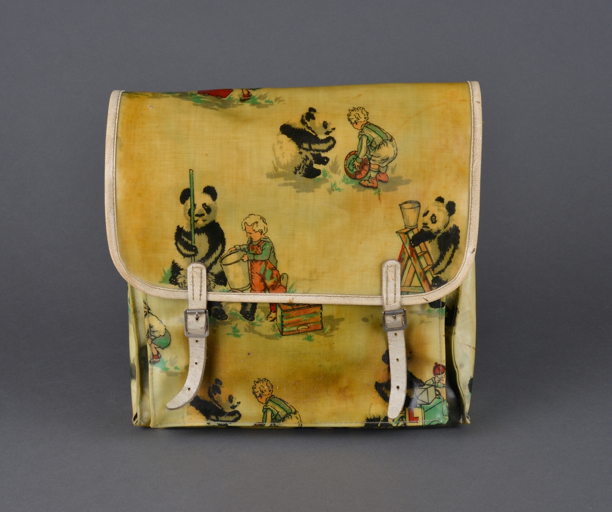 Skoleransel for mindre barn
Kvaderatisk med stropper for å henge på ryggen. Kan lukkes med et lokk med reimer med lås. 
Dekor: barn og dyr