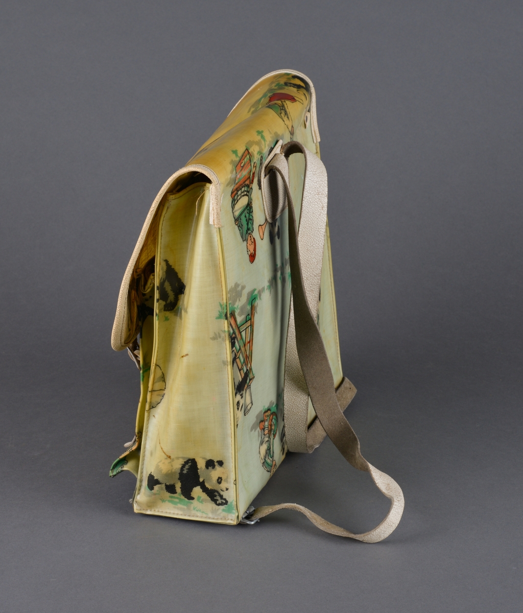 Skoleransel for mindre barn
Kvaderatisk med stropper for å henge på ryggen. Kan lukkes med et lokk med reimer med lås. 
Dekor: barn og dyr