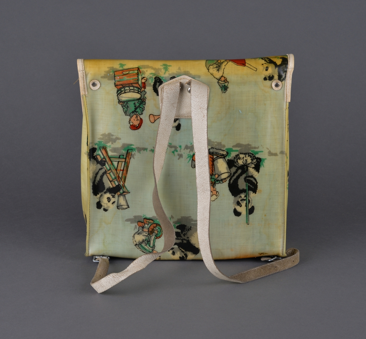 Skoleransel for mindre barn
Kvaderatisk med stropper for å henge på ryggen. Kan lukkes med et lokk med reimer med lås. 
Dekor: barn og dyr