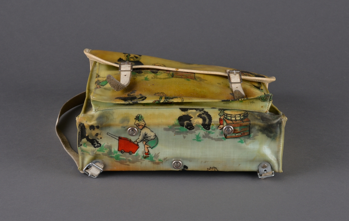 Skoleransel for mindre barn
Kvaderatisk med stropper for å henge på ryggen. Kan lukkes med et lokk med reimer med lås. 
Dekor: barn og dyr