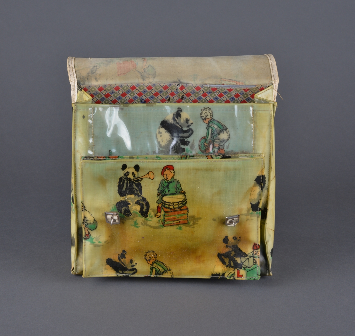 Skoleransel for mindre barn
Kvaderatisk med stropper for å henge på ryggen. Kan lukkes med et lokk med reimer med lås. 
Dekor: barn og dyr