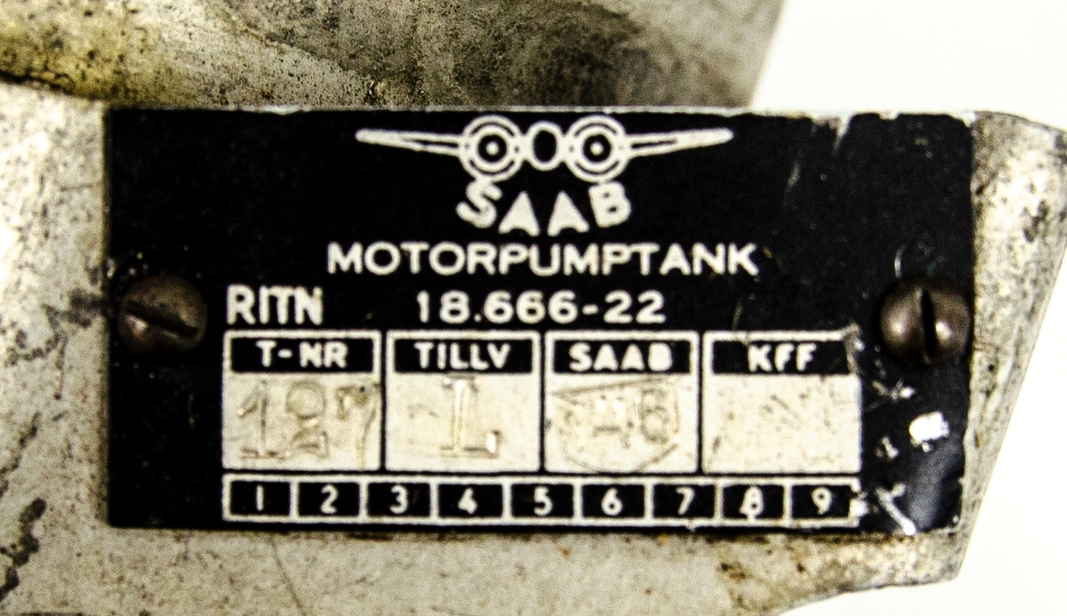 Motorpumptank, tillverkad av SAAB. Ritningsnummer: 18.666-22. Av metall, uppskuren för undervisning.