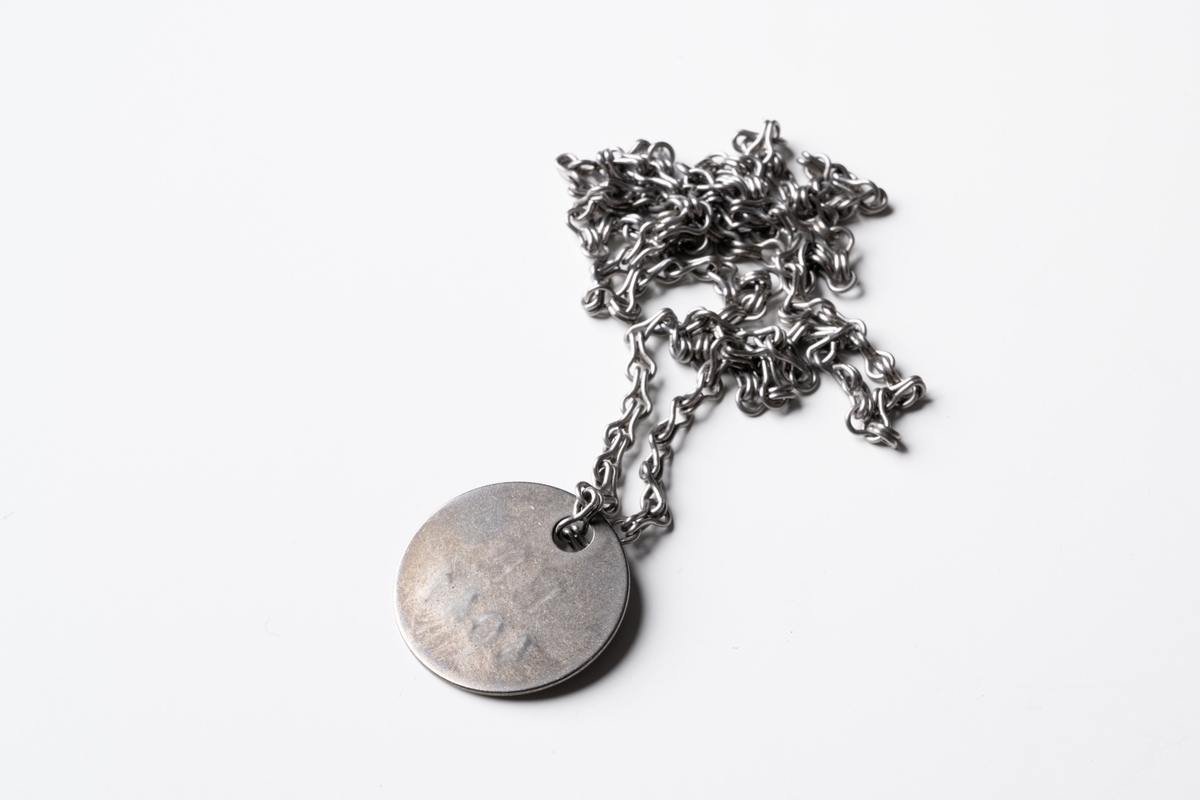 Id-brickor, 10 st, i originalförpackning, utrustning inom civilförsvar. Runda brickor av metall präglade: E K 4041; E K 4042; E K 4043; E K 4044; E K 4045; E K 4046; E K 4047; E K 4048; E K 4049; respektive E K 4050. Brickorna är försedda med metallkedja. Varje bricka förvaras i en liten papperspåse försluten med mässingsklämma. Påsarna är stämplade med respektive nummer:  4041,  4042,  4043,  4044,  4045,  4046,  4047,  4048,  4049 och  4050. Oanvända. JM.568115:9:1-10.

Vid förvärvstillfället var påsarna inlindade i tidningspapper ur Göteborgs Handels- och Sjöfarts-tidning, daterad 1 mars 1957. Paketet var placerat i ett brunt kuvert, stämplat: "TJÄNSTE. KUNGL VATTENFALLSSTYERELSEN". På kuvertet finns handsrkriven text: "Södra Vätterns Kraftaktiebolag 4041-4050 = 10 st identitetsbrickor Jönköping".

Oanvända.

Se Historik.