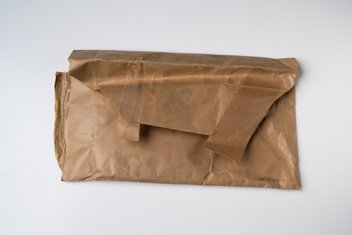 Id-brickor, 10 st, i originalförpackning, utrustning inom civilförsvar. Runda brickor av metall präglade: E K 4041; E K 4042; E K 4043; E K 4044; E K 4045; E K 4046; E K 4047; E K 4048; E K 4049; respektive E K 4050. Brickorna är försedda med metallkedja. Varje bricka förvaras i en liten papperspåse försluten med mässingsklämma. Påsarna är stämplade med respektive nummer:  4041,  4042,  4043,  4044,  4045,  4046,  4047,  4048,  4049 och  4050. Oanvända. JM.568115:9:1-10.

Vid förvärvstillfället var påsarna inlindade i tidningspapper ur Göteborgs Handels- och Sjöfarts-tidning, daterad 1 mars 1957. Paketet var placerat i ett brunt kuvert, stämplat: "TJÄNSTE. KUNGL VATTENFALLSSTYERELSEN". På kuvertet finns handsrkriven text: "Södra Vätterns Kraftaktiebolag 4041-4050 = 10 st identitetsbrickor Jönköping".

Oanvända.

Se Historik.