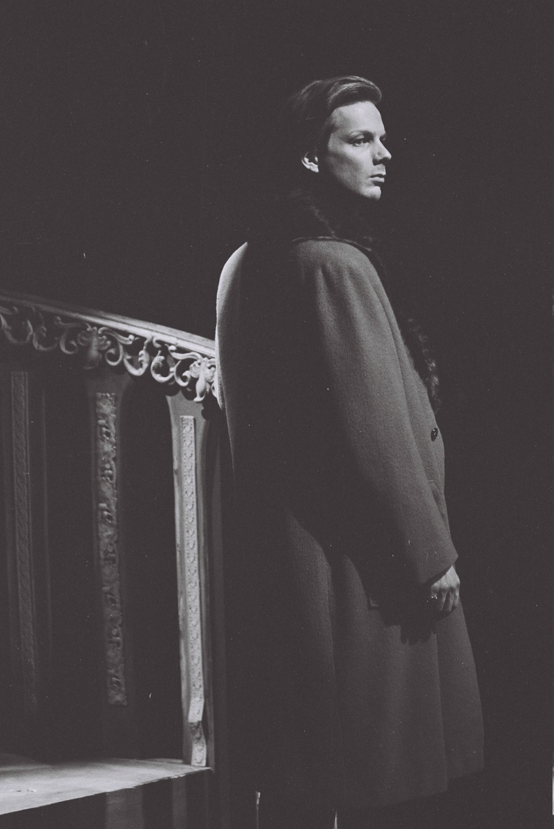 Scene fra Nationatheaterets oppsetning av Henrik Ibsens "John Gabriel Borkman". Erhart Borkman står ved et rekkverk. Forestillingen hadde premiere 3. februar 1979. Per Bronken hadde regi og medvirkende var blant annet Knut Wigert som John Gabriel Borkman, Astrid Folstad som Gunhild Borkman, Wenche Foss som Ella Rentheim og Bentein Baardson som Erhart Borkman.  