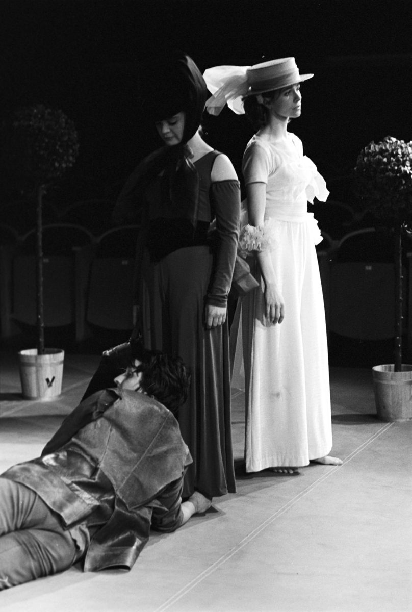 Scene fra Nationaltheaterets oppsetning av Georg Büchners "Leonce og Lena". Forestillingen hadde premiere 21. mars 1972. Edith Roger hadde regi, Lubos Hruza scenografi og Lita Prahl og Lubos Hruza kostymer. 