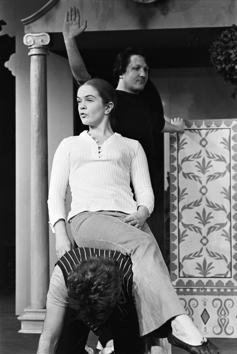 Scene fra Nationaltheaterets oppsetning av Georg Büchners "Leonce og Lena". Forestillingen hadde premiere 21. mars 1972. Edith Roger hadde regi, Lubos Hruza scenografi og Lita Prahl og Lubos Hruza kostymer. 