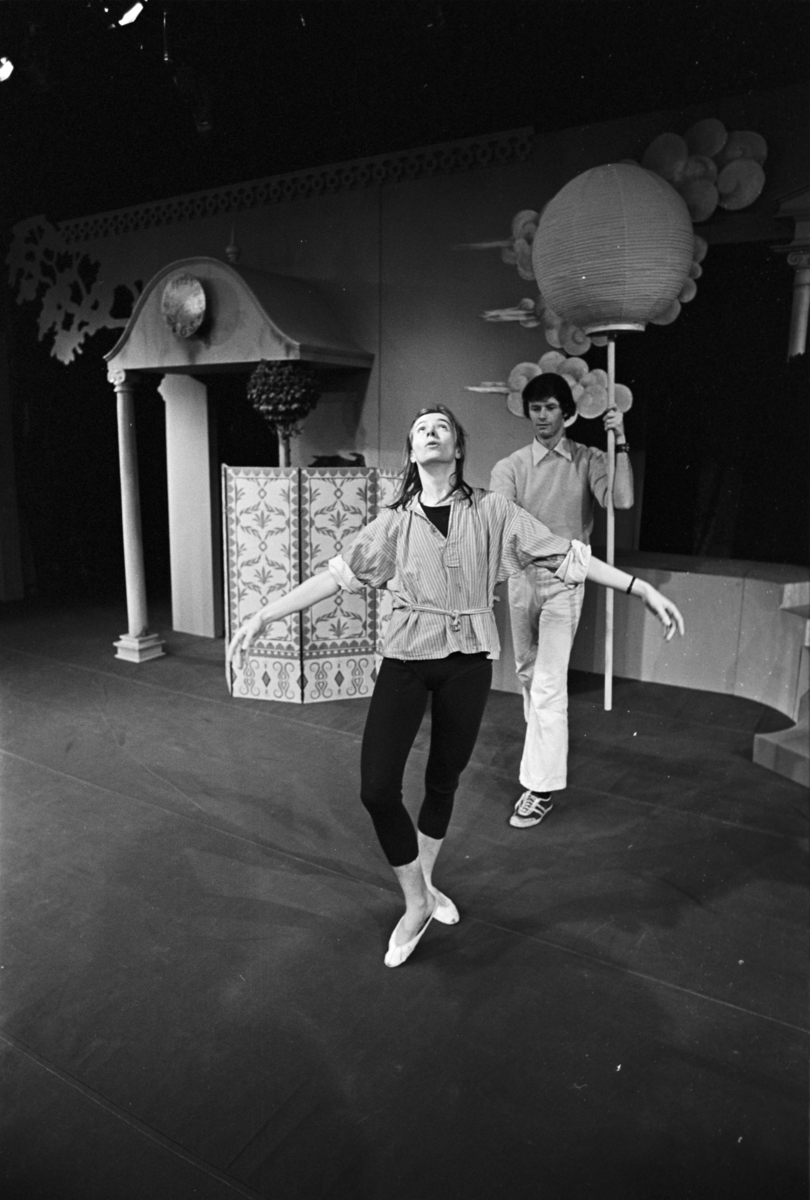 Scene fra Nationaltheaterets oppsetning av Georg Büchners "Leonce og Lena". Forestillingen hadde premiere 21. mars 1972. Edith Roger hadde regi, Lubos Hruza scenografi og Lita Prahl og Lubos Hruza kostymer. 