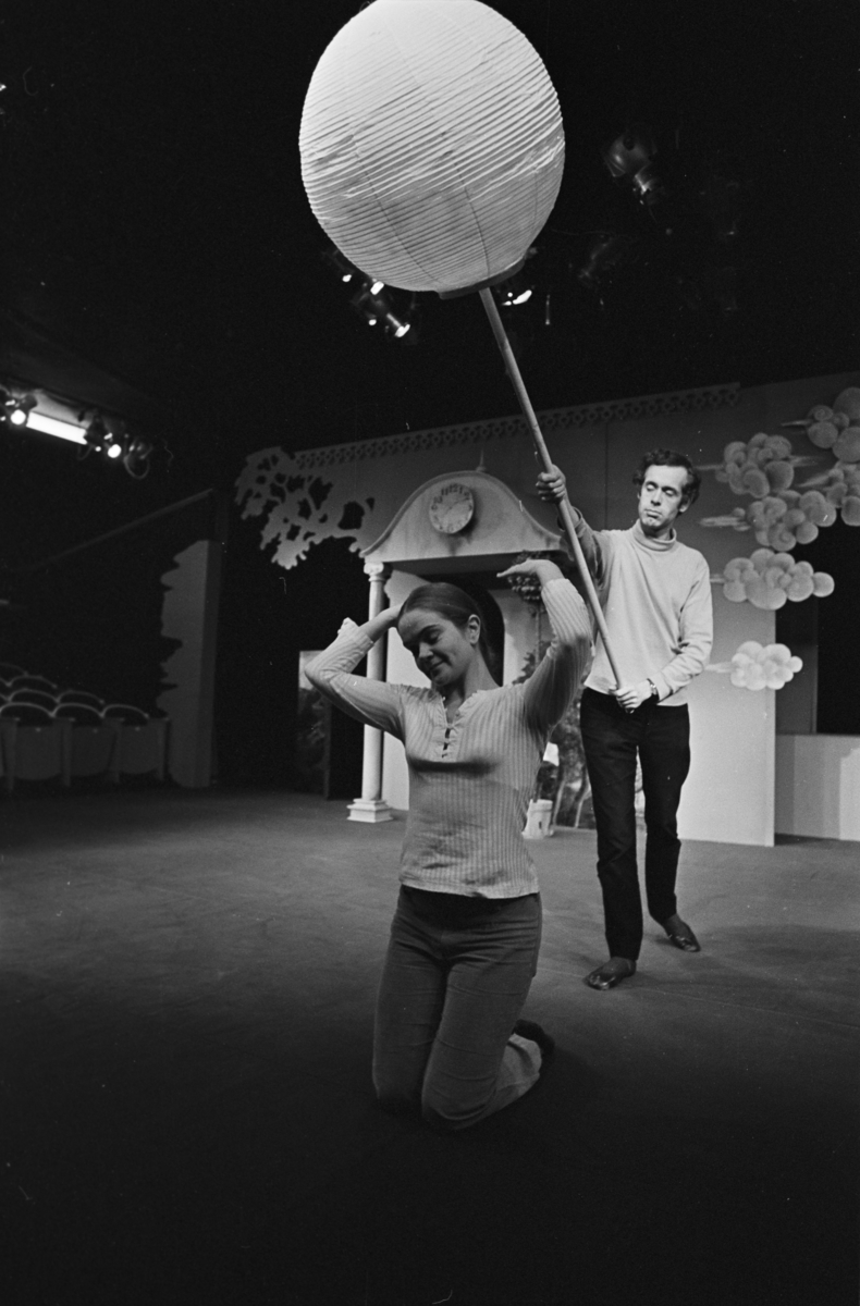 Scene fra Nationaltheaterets oppsetning av Georg Büchners "Leonce og Lena". Forestillingen hadde premiere 21. mars 1972. Edith Roger hadde regi, Lubos Hruza scenografi og Lita Prahl og Lubos Hruza kostymer. 