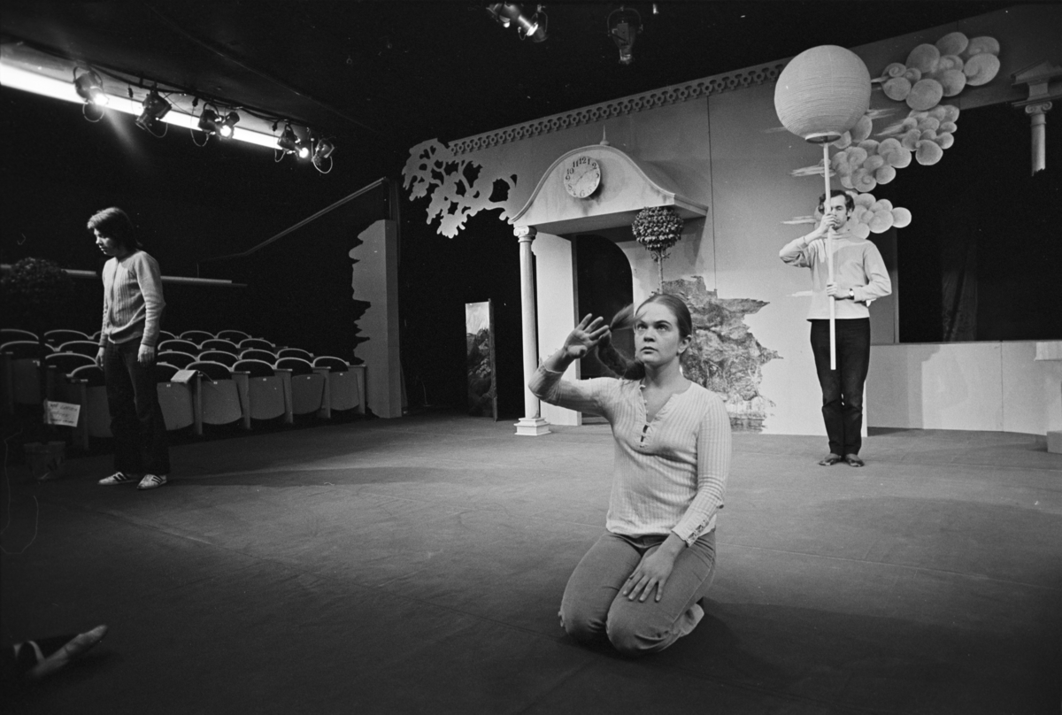 Scene fra Nationaltheaterets oppsetning av Georg Büchners "Leonce og Lena". Forestillingen hadde premiere 21. mars 1972. Edith Roger hadde regi, Lubos Hruza scenografi og Lita Prahl og Lubos Hruza kostymer. 