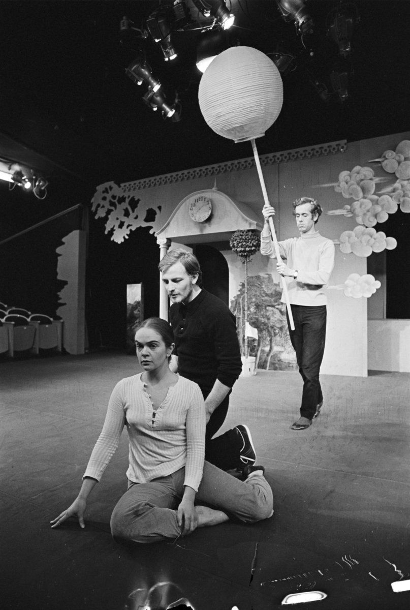 Scene fra Nationaltheaterets oppsetning av Georg Büchners "Leonce og Lena". Forestillingen hadde premiere 21. mars 1972. Edith Roger hadde regi, Lubos Hruza scenografi og Lita Prahl og Lubos Hruza kostymer. 