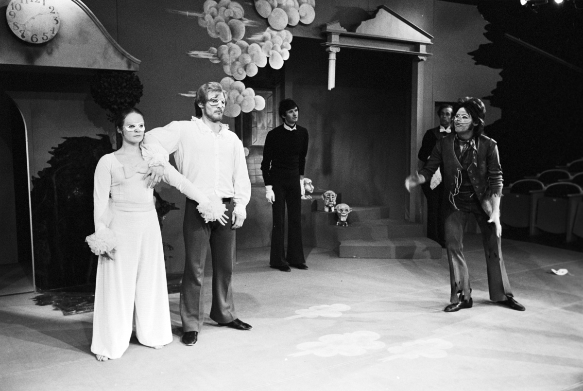 Scene fra Nationaltheaterets oppsetning av Georg Büchners "Leonce og Lena". Forestillingen hadde premiere 21. mars 1972. Edith Roger hadde regi, Lubos Hruza scenografi og Lita Prahl og Lubos Hruza kostymer. 