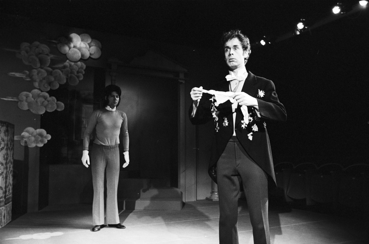 Scene fra Nationaltheaterets oppsetning av Georg Büchners "Leonce og Lena". Forestillingen hadde premiere 21. mars 1972. Edith Roger hadde regi, Lubos Hruza scenografi og Lita Prahl og Lubos Hruza kostymer. 