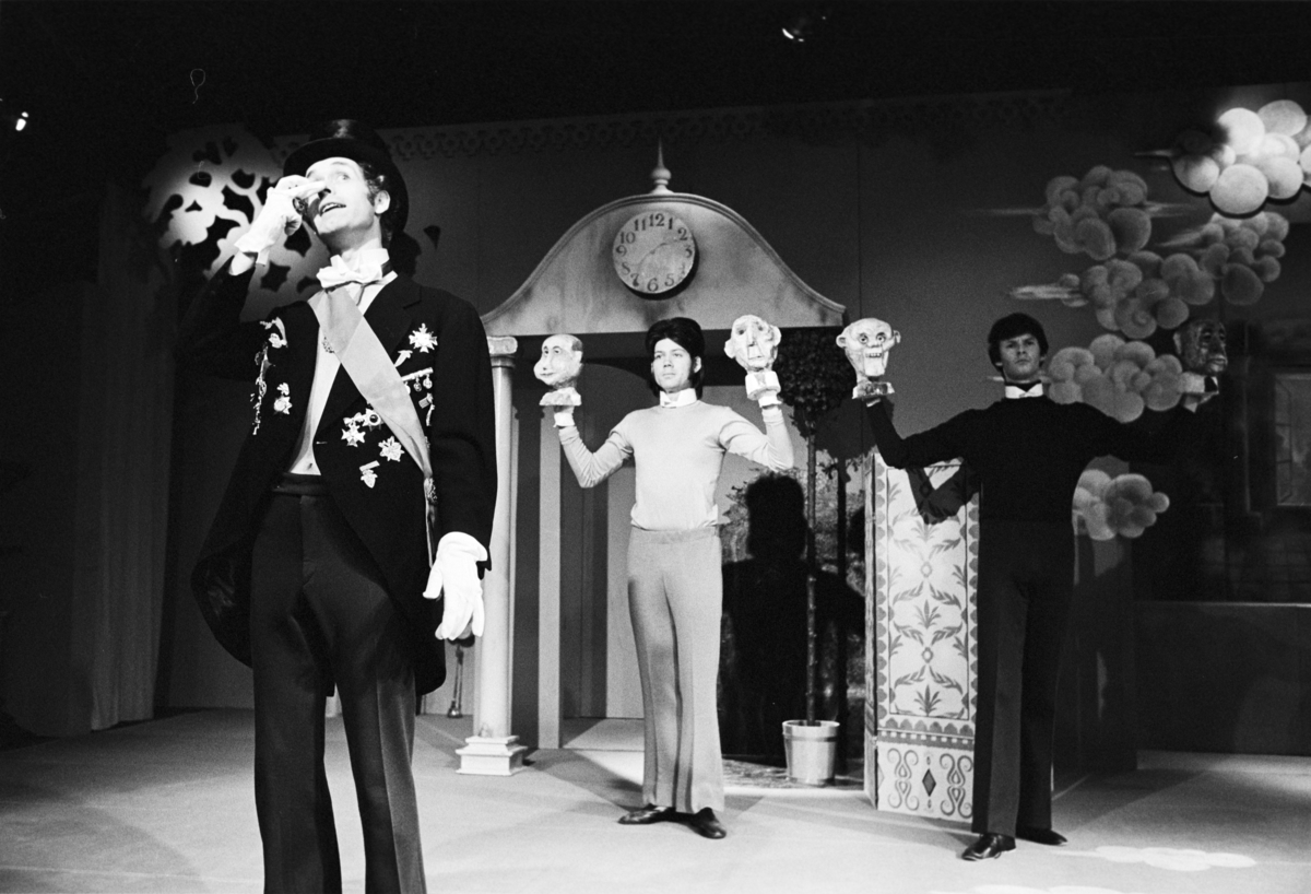 Scene fra Nationaltheaterets oppsetning av Georg Büchners "Leonce og Lena". Forestillingen hadde premiere 21. mars 1972. Edith Roger hadde regi, Lubos Hruza scenografi og Lita Prahl og Lubos Hruza kostymer. 