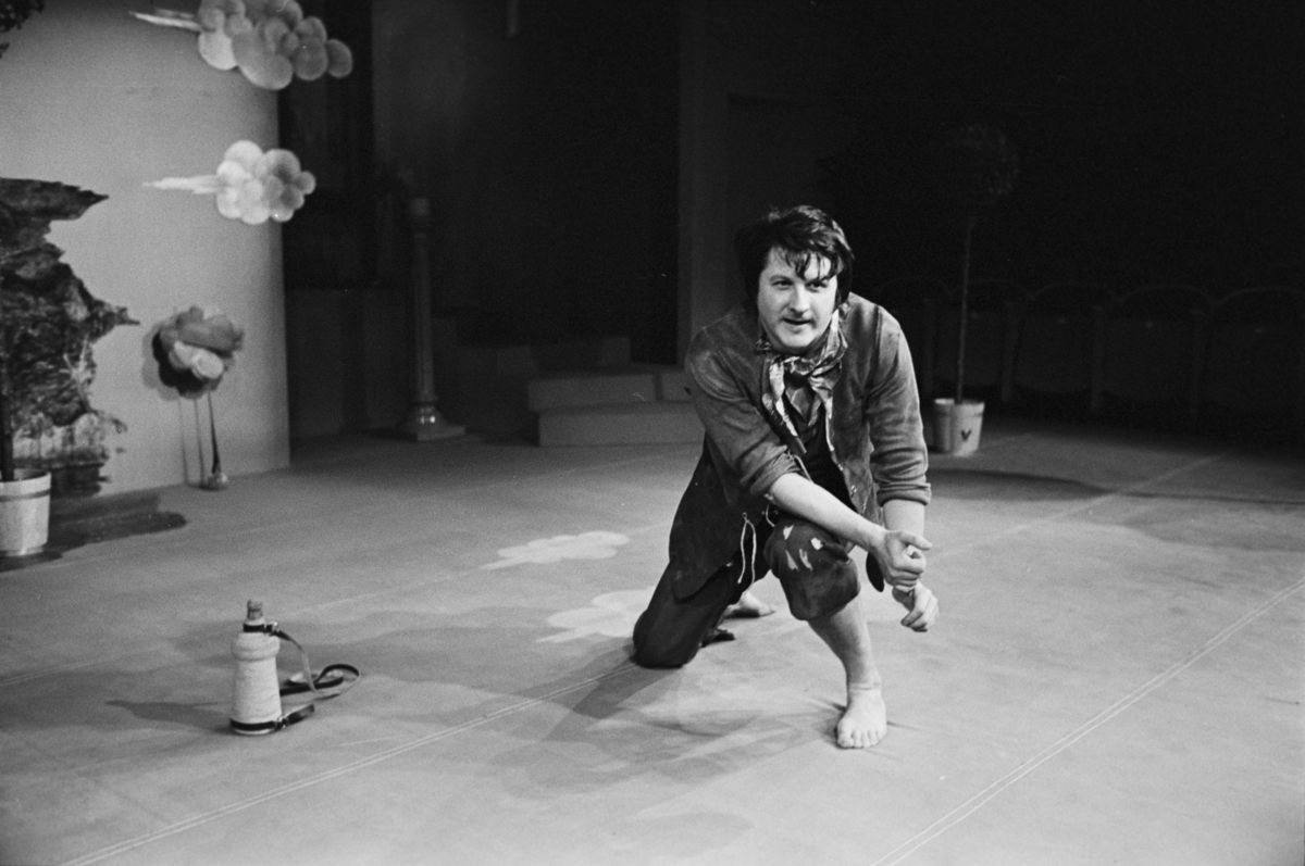 Scene fra Nationaltheaterets oppsetning av Georg Büchners "Leonce og Lena". Forestillingen hadde premiere 21. mars 1972. Edith Roger hadde regi, Lubos Hruza scenografi og Lita Prahl og Lubos Hruza kostymer. 