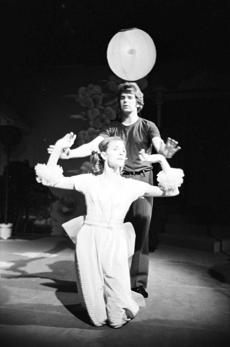 Scene fra Nationaltheaterets oppsetning av Georg Büchners "Leonce og Lena". Forestillingen hadde premiere 21. mars 1972. Edith Roger hadde regi, Lubos Hruza scenografi og Lita Prahl og Lubos Hruza kostymer. 