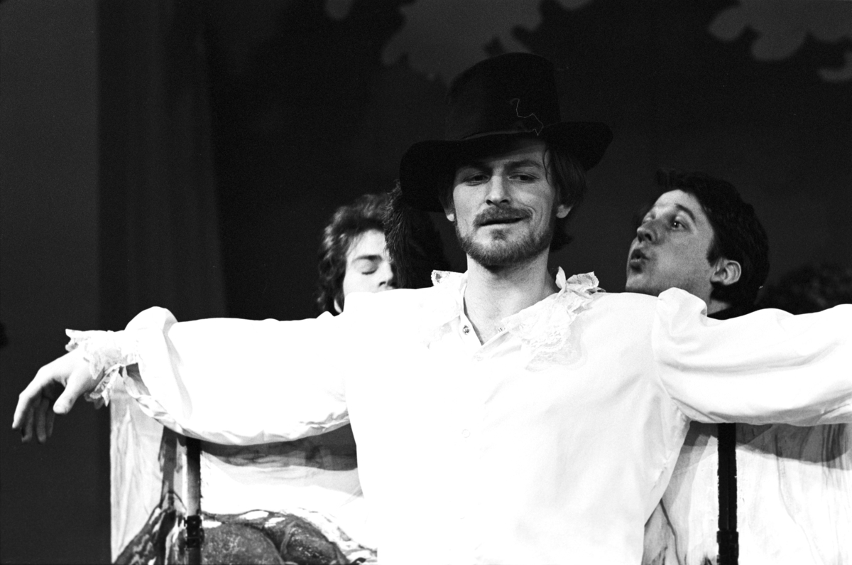 Scene fra Nationaltheaterets oppsetning av Georg Büchners "Leonce og Lena". Forestillingen hadde premiere 21. mars 1972. Edith Roger hadde regi, Lubos Hruza scenografi og Lita Prahl og Lubos Hruza kostymer. 