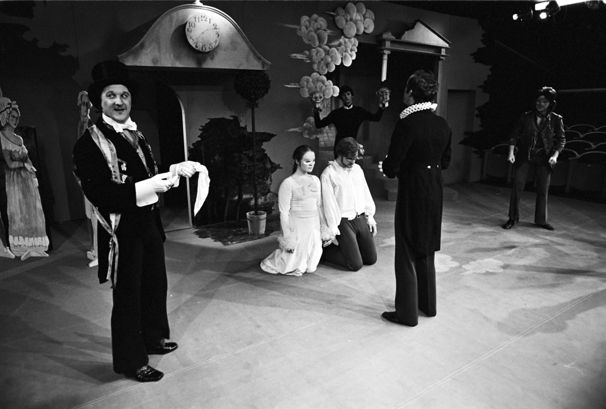 Scene fra Nationaltheaterets oppsetning av Georg Büchners "Leonce og Lena". Forestillingen hadde premiere 21. mars 1972. Edith Roger hadde regi, Lubos Hruza scenografi og Lita Prahl og Lubos Hruza kostymer. 