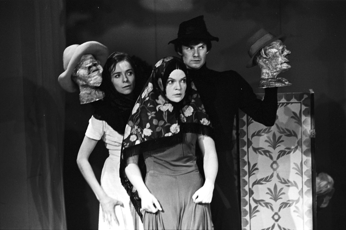 Scene fra Nationaltheaterets oppsetning av Georg Büchners "Leonce og Lena". Forestillingen hadde premiere 21. mars 1972. Edith Roger hadde regi, Lubos Hruza scenografi og Lita Prahl og Lubos Hruza kostymer. 