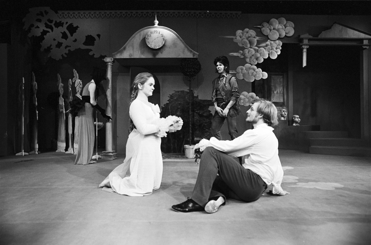 Scene fra Nationaltheaterets oppsetning av Georg Büchners "Leonce og Lena". Forestillingen hadde premiere 21. mars 1972. Edith Roger hadde regi, Lubos Hruza scenografi og Lita Prahl og Lubos Hruza kostymer. 