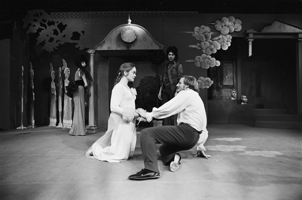 Scene fra Nationaltheaterets oppsetning av Georg Büchners "Leonce og Lena". Forestillingen hadde premiere 21. mars 1972. Edith Roger hadde regi, Lubos Hruza scenografi og Lita Prahl og Lubos Hruza kostymer. 