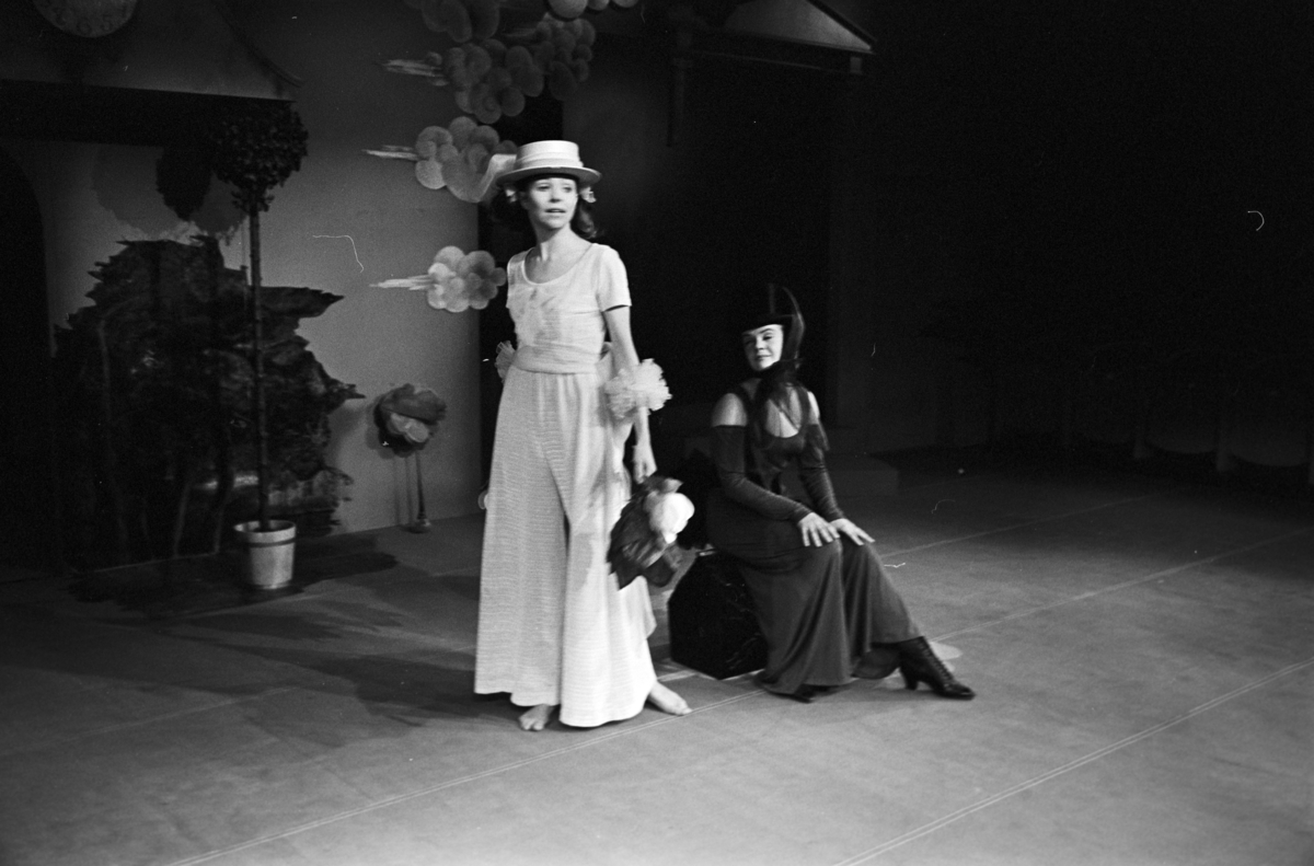 Scene fra Nationaltheaterets oppsetning av Georg Büchners "Leonce og Lena". Forestillingen hadde premiere 21. mars 1972. Edith Roger hadde regi, Lubos Hruza scenografi og Lita Prahl og Lubos Hruza kostymer. 