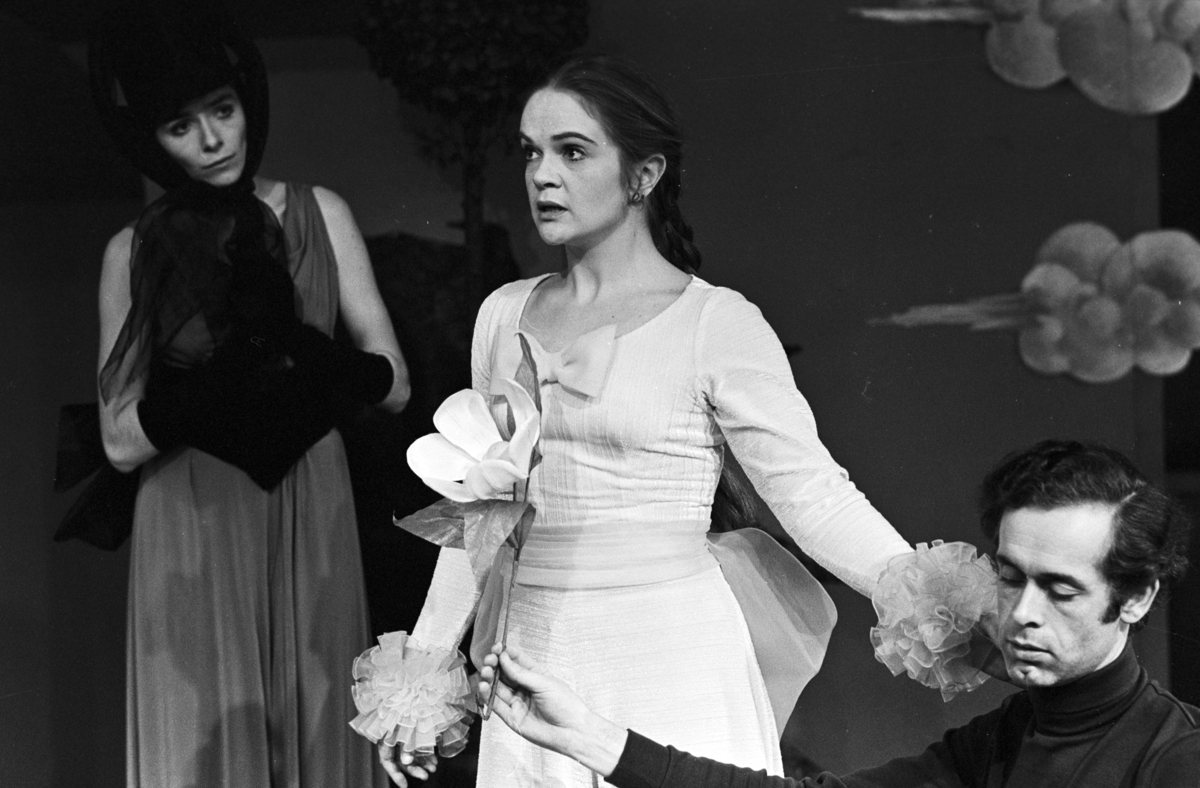 Scene fra Nationaltheaterets oppsetning av Georg Büchners "Leonce og Lena". Forestillingen hadde premiere 21. mars 1972. Edith Roger hadde regi, Lubos Hruza scenografi og Lita Prahl og Lubos Hruza kostymer. 