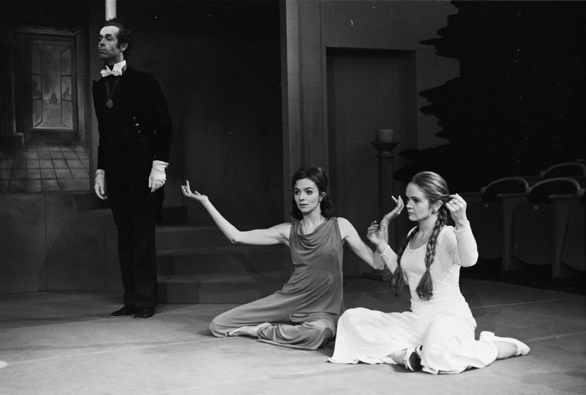 Scene fra Nationaltheaterets oppsetning av Georg Büchners "Leonce og Lena". Forestillingen hadde premiere 21. mars 1972. Edith Roger hadde regi, Lubos Hruza scenografi og Lita Prahl og Lubos Hruza kostymer. 