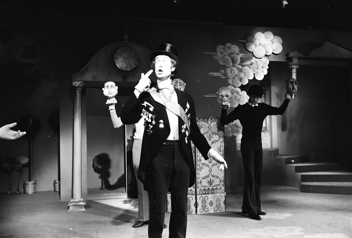 Scene fra Nationaltheaterets oppsetning av Georg Büchners "Leonce og Lena". Forestillingen hadde premiere 21. mars 1972. Edith Roger hadde regi, Lubos Hruza scenografi og Lita Prahl og Lubos Hruza kostymer. 