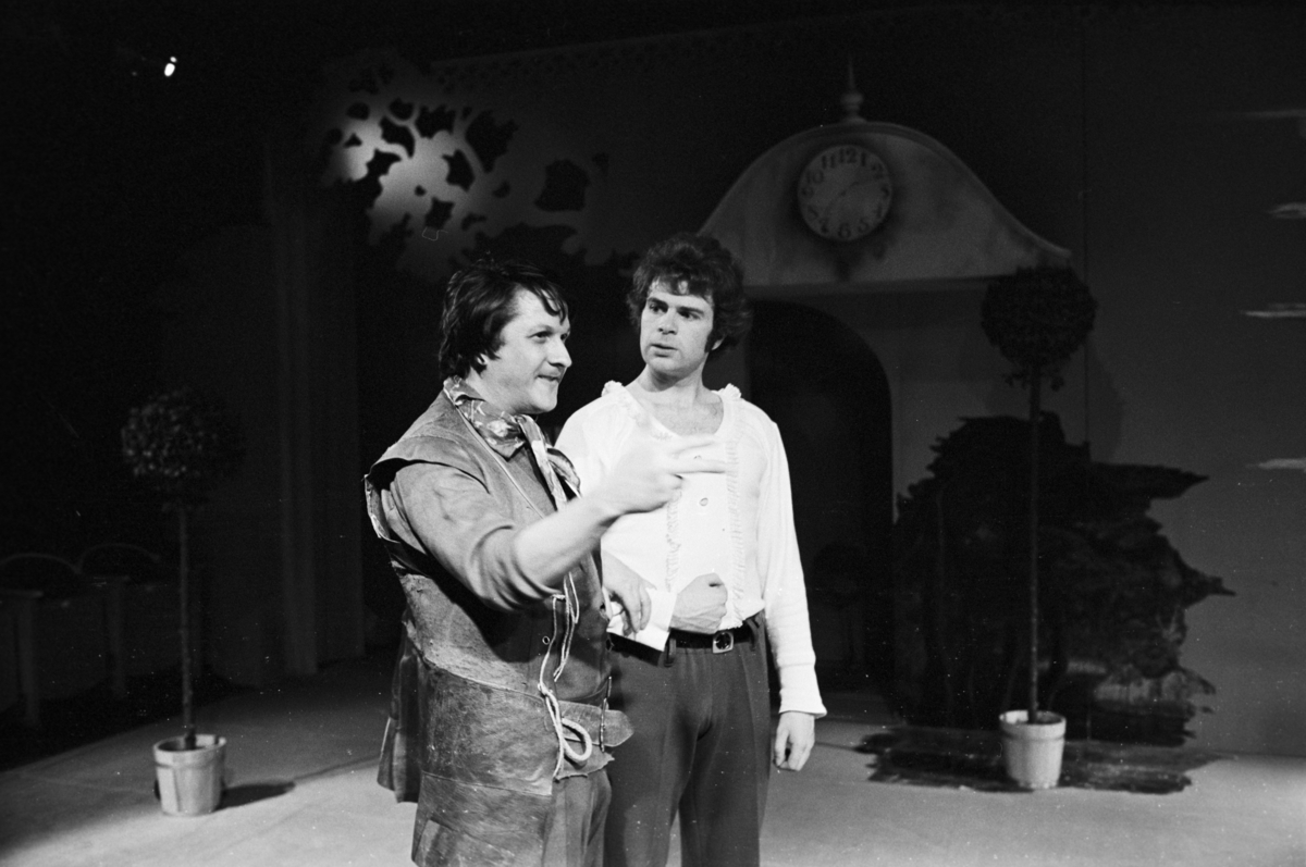 Scene fra Nationaltheaterets oppsetning av Georg Büchners "Leonce og Lena". Forestillingen hadde premiere 21. mars 1972. Edith Roger hadde regi, Lubos Hruza scenografi og Lita Prahl og Lubos Hruza kostymer. 