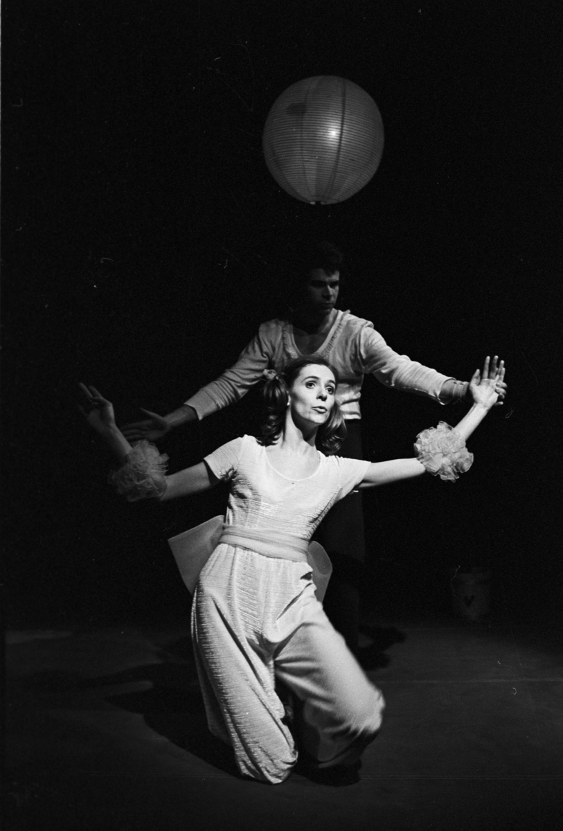 Scene fra Nationaltheaterets oppsetning av Georg Büchners "Leonce og Lena". Forestillingen hadde premiere 21. mars 1972. Edith Roger hadde regi, Lubos Hruza scenografi og Lita Prahl og Lubos Hruza kostymer. 