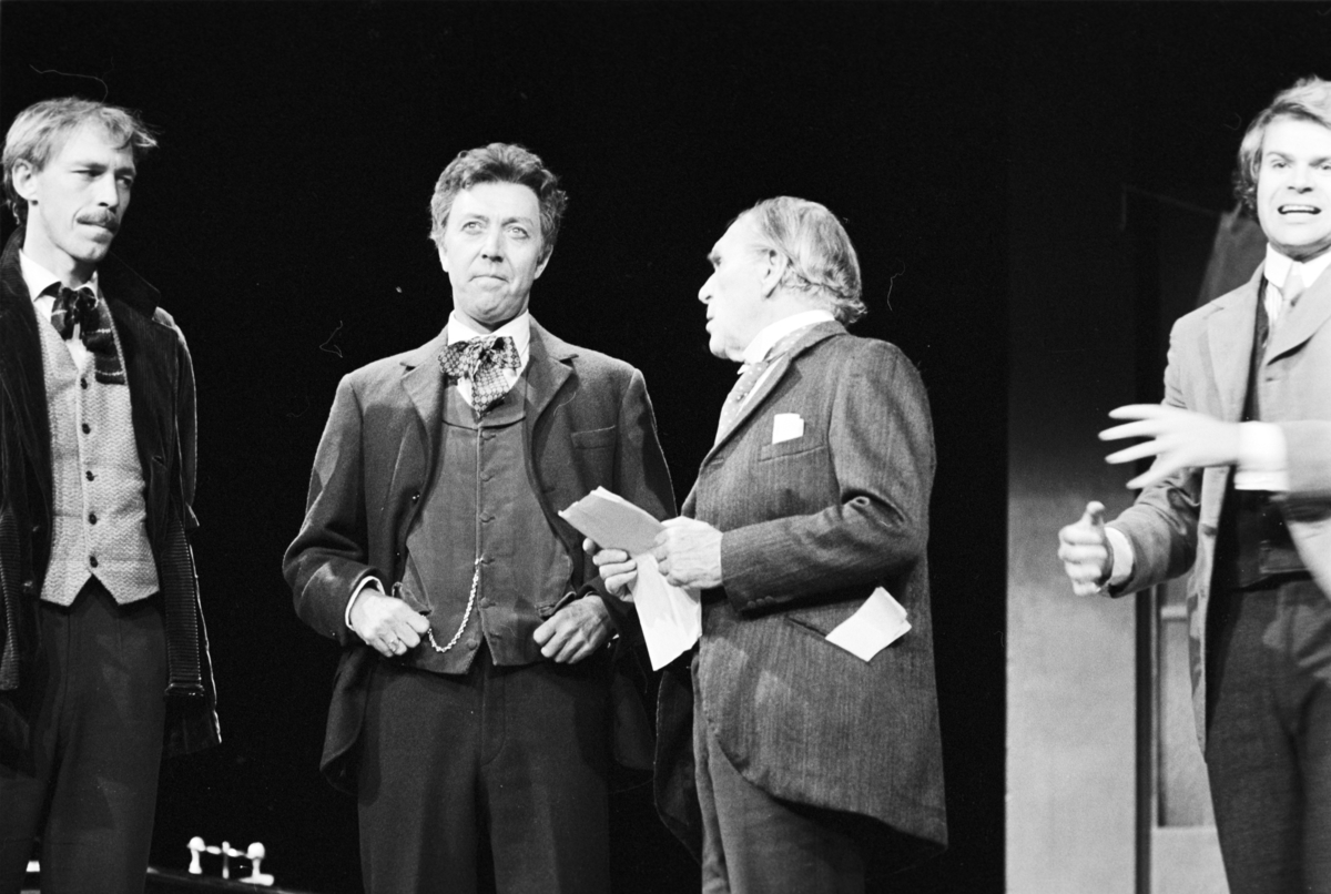 Scene fra Nationaltheaterets oppsetning av Henrik Ibsens "En folkefiende". Forestillingen hadde premiere 27. september 1979. Charles Marowitz hadde regi, og medvirkende var blant annet Per Theodor Haugen som Dr. Thomas Stockmann, Ingerid Vardund som Fru Stockmann og Tor Stokke som Peter Stockmann. 