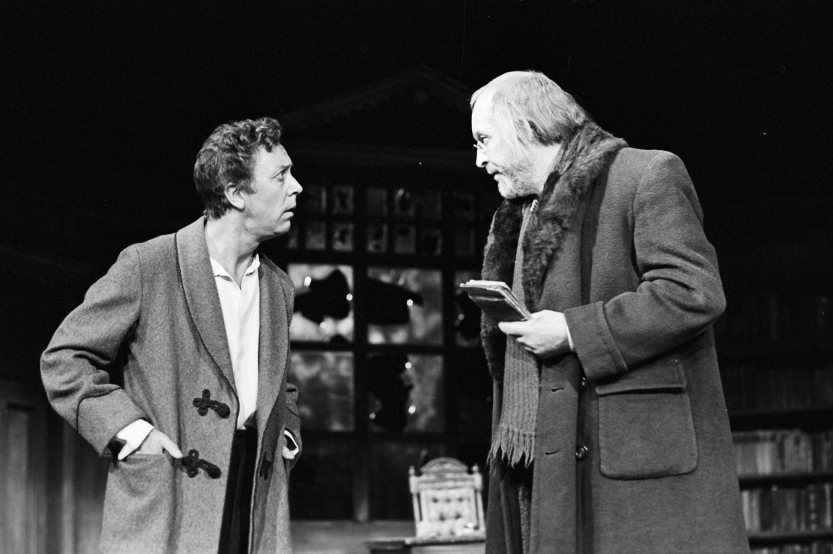 Scene fra Nationaltheaterets oppsetning av Henrik Ibsens "En folkefiende". Forestillingen hadde premiere 27. september 1979. Charles Marowitz hadde regi, og medvirkende var blant annet Per Theodor Haugen som Dr. Thomas Stockmann, Ingerid Vardund som Fru Stockmann og Tor Stokke som Peter Stockmann. 