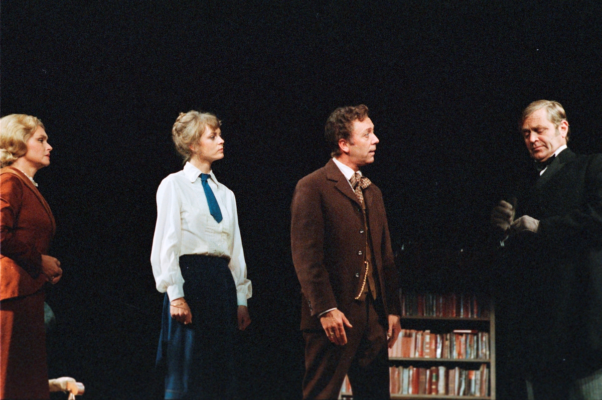 En scene fra Nationaltheaterets oppsetning av Henrik Ibsens "En folkefiende". Forestillingen hadde premiere 27. september 1979. Regissør var Charles Marowitz. 