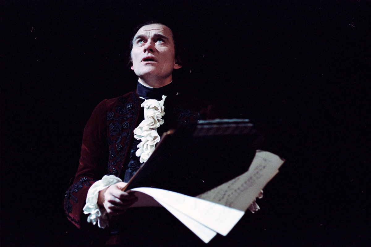 Scene fra Nationaltheaterets oppsetning av Peter Shaffers "Amadeus". Forestillingen hadde premiere 9. desember 1980. Regi var ved Toralv Maurstad, scenografi ved Lubos Hruza og kostymer ved Bruce Snyder. 