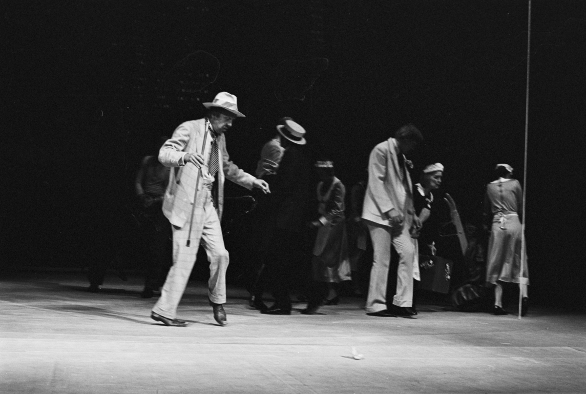 Scene fra Nationaltheaterets oppsetning av William Shakespeares "Helligtrekongersaften". Forestillingen hadde premiere 2. september 1976. Roland Joffé hadde regi og medvirkende var blant annet Anne Marit Jacobsen som Viola, Knut Husebø som Orsino og Tone Schwarzott som Olivia. 