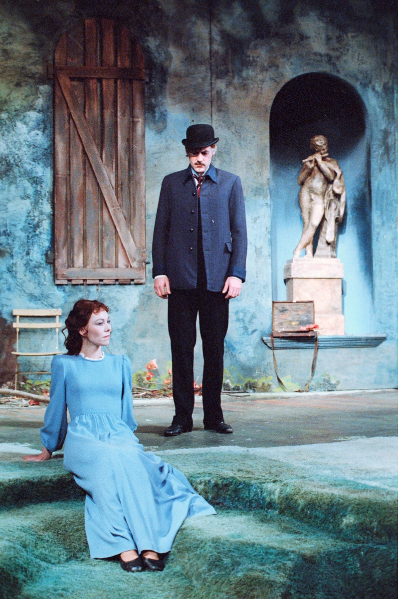 Scene fra Nationaltheaterets oppsetning av Maxim Gorkij "Solens barn". Forestillingen hadde premiere 18. oktober 1979. Ernst Günther hadde regi og Lubos Hruza kostymer og scenografi.