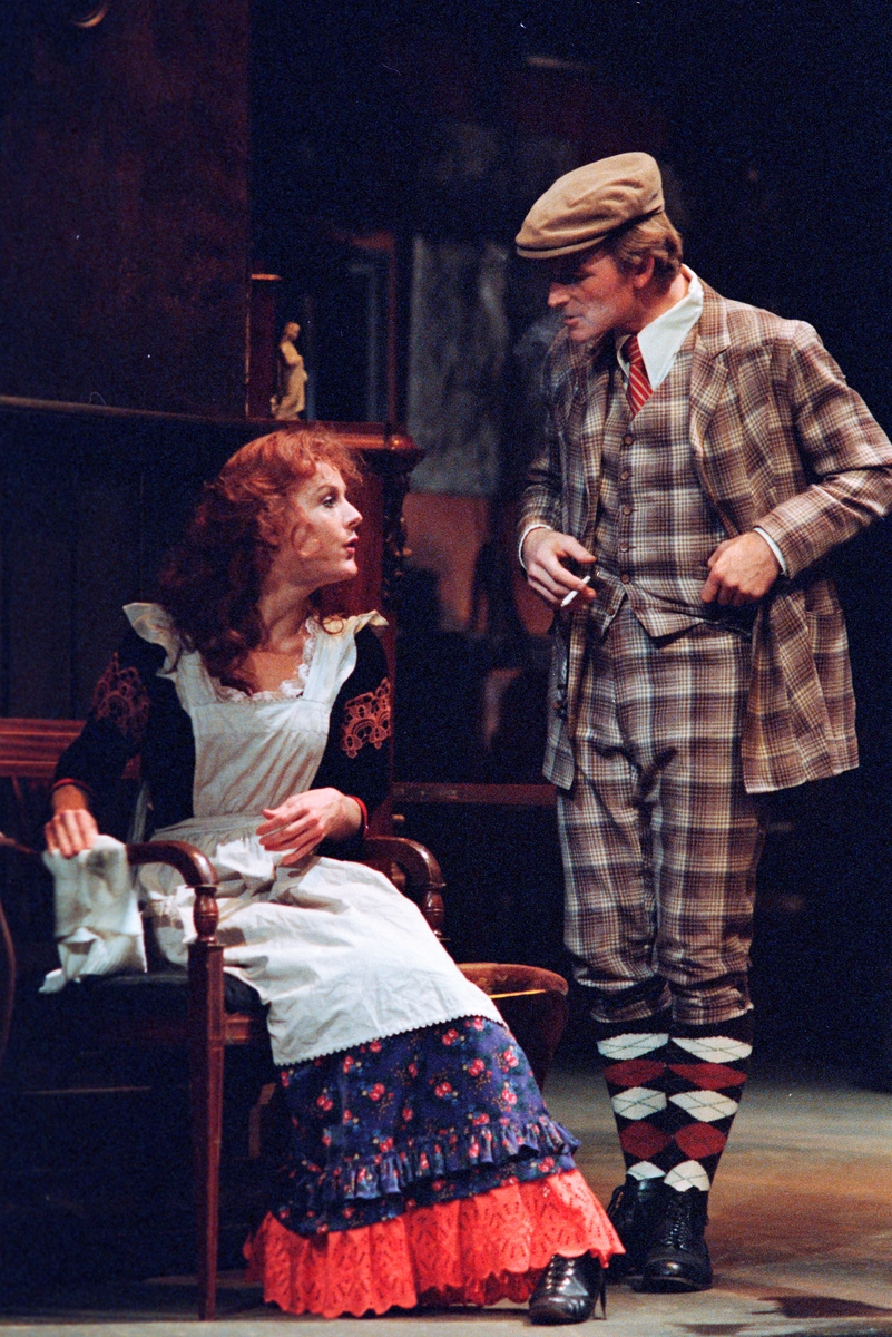 Scene fra Nationaltheaterets oppsetning av Maxim Gorkij "Solens barn". Forestillingen hadde premiere 18. oktober 1979. Ernst Günther hadde regi og Lubos Hruza kostymer og scenografi.