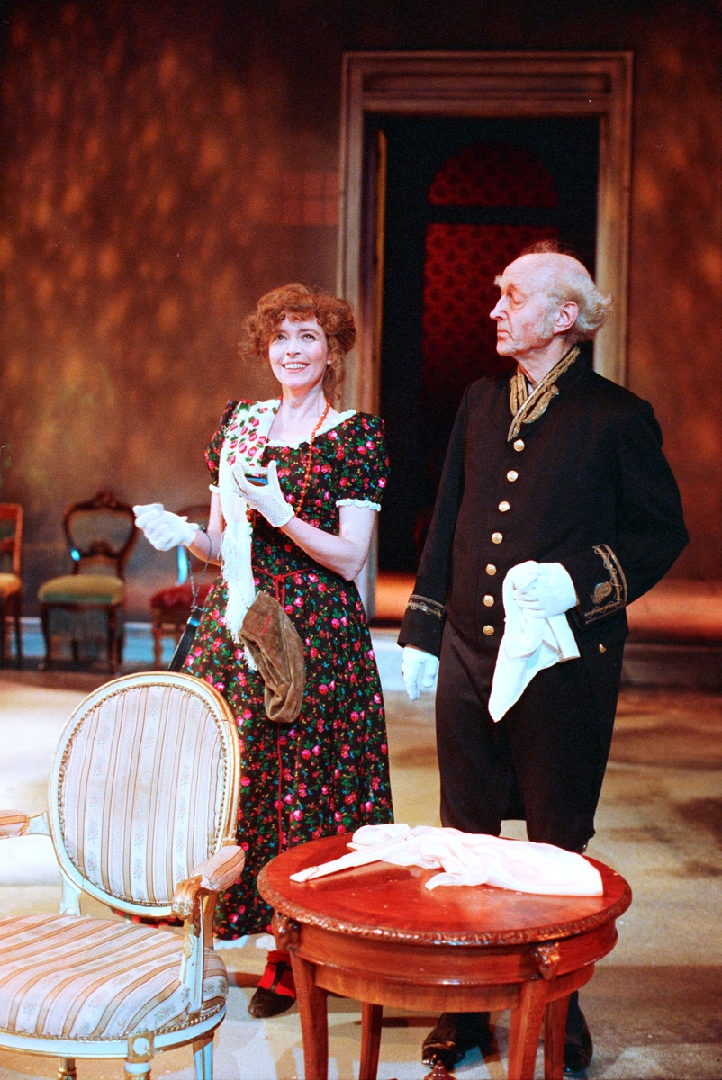 Scene fra Nationaltheaterets oppsetning av Anton Tsjekhovs "Kirsebærhaven". Forestillingen hadde premiere 11.mars 1988. Ernst Günther hadde regi og Lubos Hruza scenografi og kostymer. 