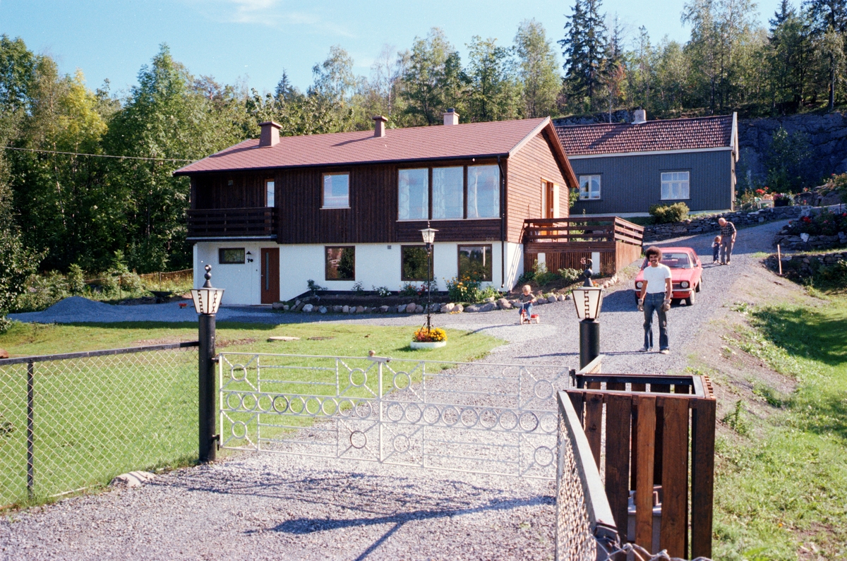 Menn med barn som sykler ved Block Watne hus