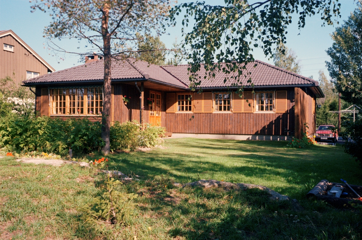 Block Watne hus med hage og bil parkert utenfor