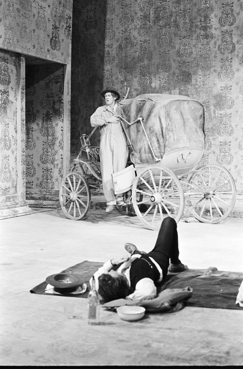 Scene fra Nationaltheaterets forestilling av Anton Tsjekhovs "Kirsebærhaven". Forestillingen hadde premiere 22. september 1971. Jan Kacer hadde regi og Lubos Hruza kostymer og scenografi. 