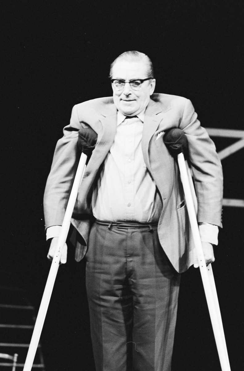 Scene fra Nationatheaterets oppsetning av August Strindbergs "Spøksonaten". Forestillingen hadde premiere 26. september 1979. Stein Winge hadde regi, Lubos Hruza scenografi og kostymer var ved Per Lekang. 