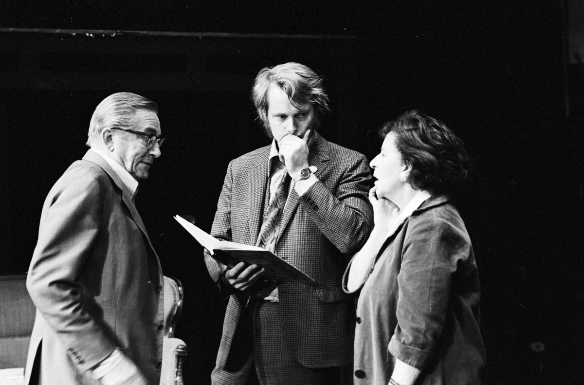 Scene fra Nationatheaterets oppsetning av August Strindbergs "Spøksonaten". Forestillingen hadde premiere 26. september 1979. Stein Winge hadde regi, Lubos Hruza scenografi og kostymer var ved Per Lekang. 