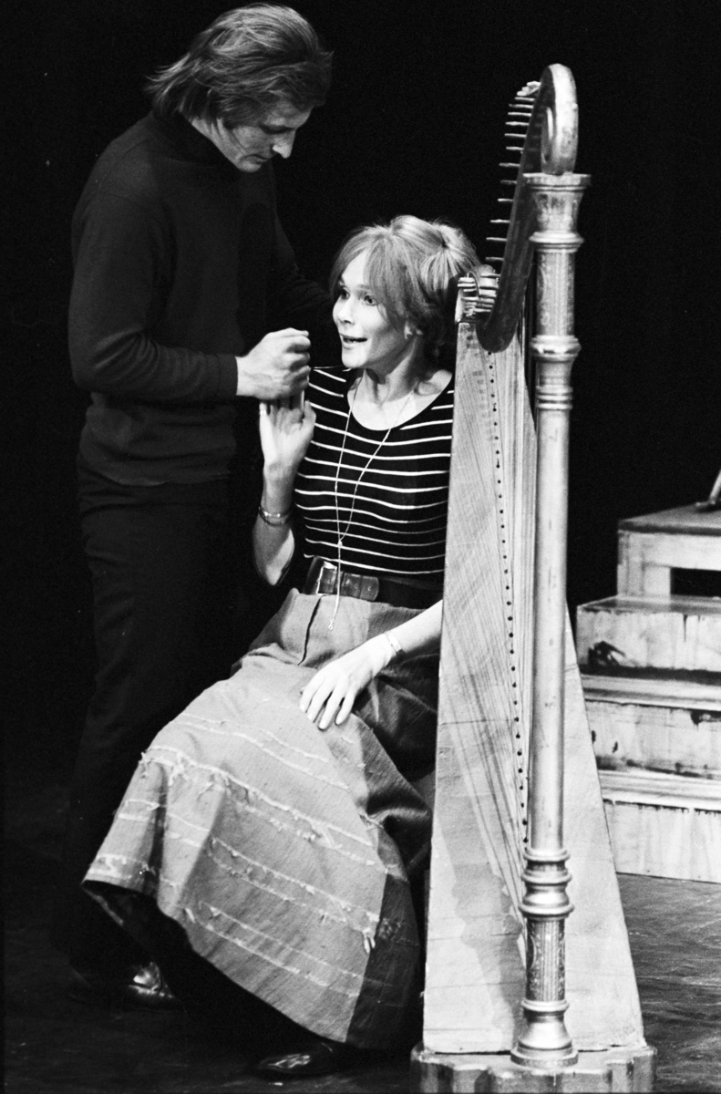 Scene fra Nationatheaterets oppsetning av August Strindbergs "Spøksonaten". Forestillingen hadde premiere 26. september 1979. Stein Winge hadde regi, Lubos Hruza scenografi og kostymer var ved Per Lekang. 