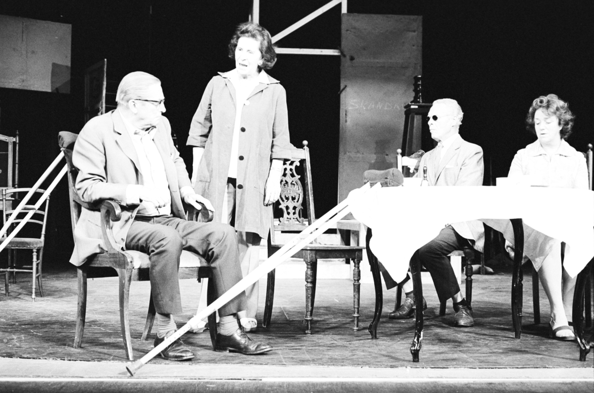 Scene fra Nationatheaterets oppsetning av August Strindbergs "Spøksonaten". Forestillingen hadde premiere 26. september 1979. Stein Winge hadde regi, Lubos Hruza scenografi og kostymer var ved Per Lekang. 